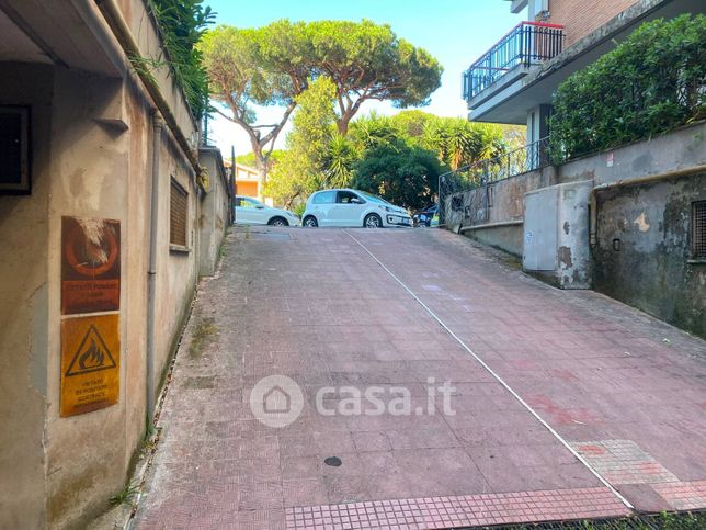 Box/posto auto in residenziale in Viale dei Promontori 394