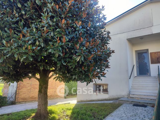 Casa bi/trifamiliare in residenziale in 