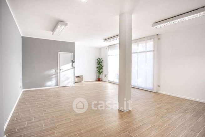 Ufficio in commerciale in 