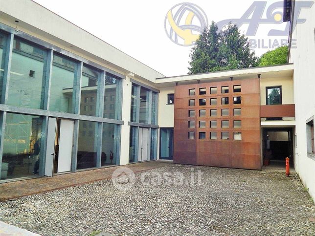 Capannone in commerciale in 