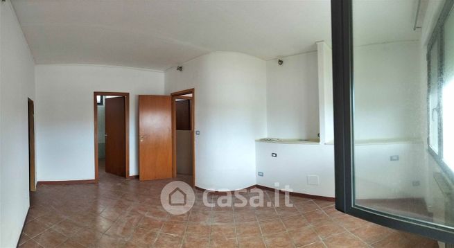 Capannone in commerciale in 