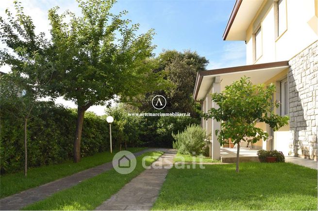 Casa bi/trifamiliare in residenziale in 