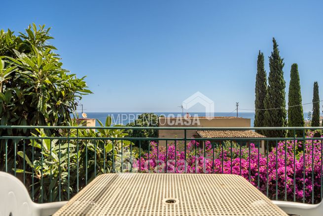 Villa in residenziale in Viale delle Acacie 1