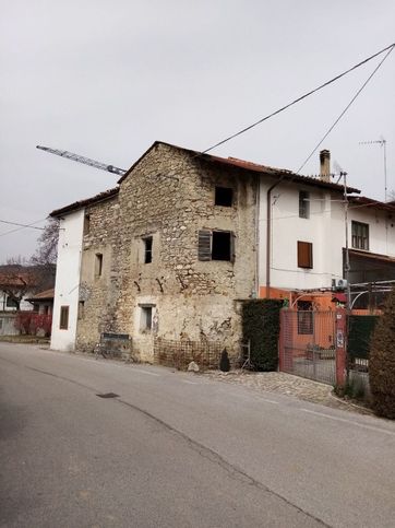 Rustico/casale in residenziale in Via Ugo Foscolo 128