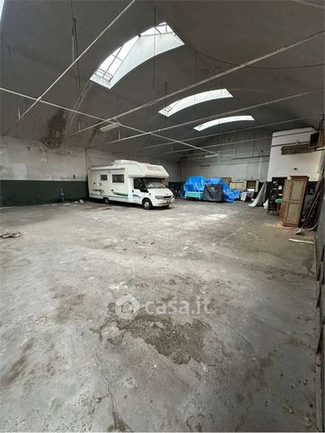 Capannone in commerciale in 
