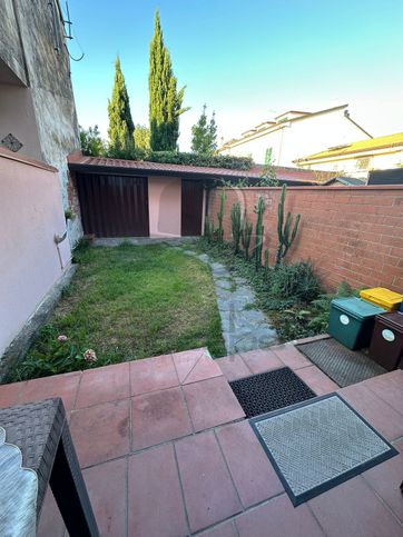 Casa bi/trifamiliare in residenziale in Via Camillo Prampolini 11 /bis