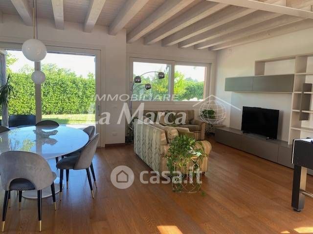 Casa bi/trifamiliare in residenziale in