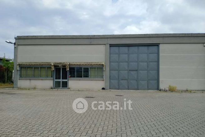 Capannone in commerciale in Via dell'Industria