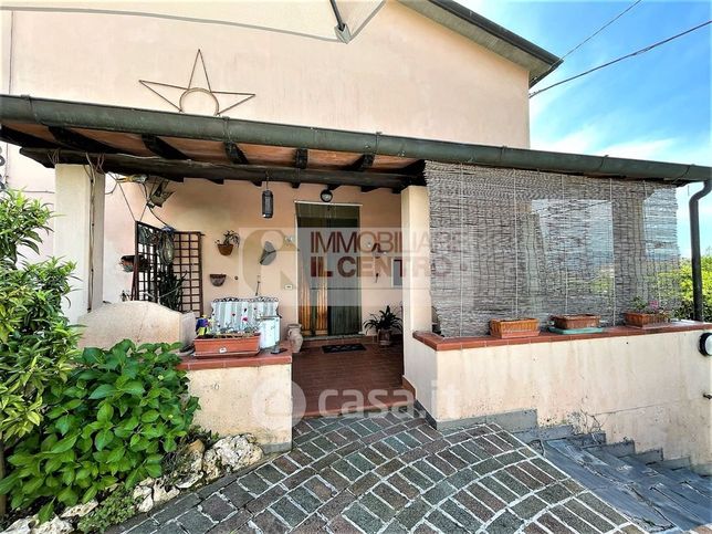 Casa bi/trifamiliare in residenziale in 