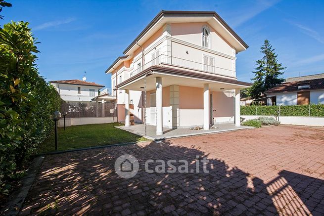 Casa bi/trifamiliare in residenziale in Via Giuseppe Giusti