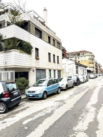 Garage/posto auto in residenziale in Via Antonio Fogazzaro 19