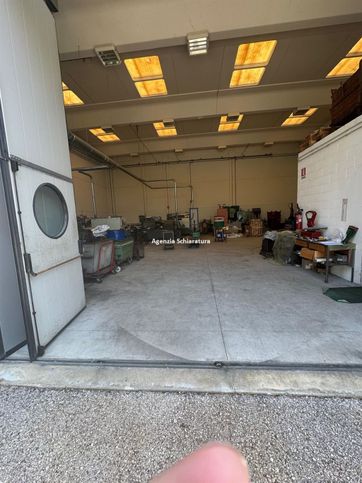 Capannone in commerciale in 