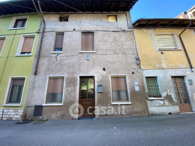 Rustico/casale in residenziale in Via Due Ponti 7