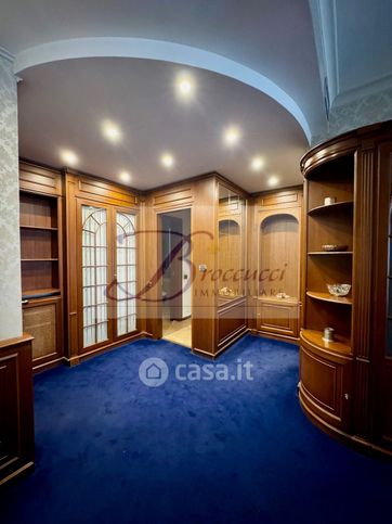 Ufficio in commerciale in 