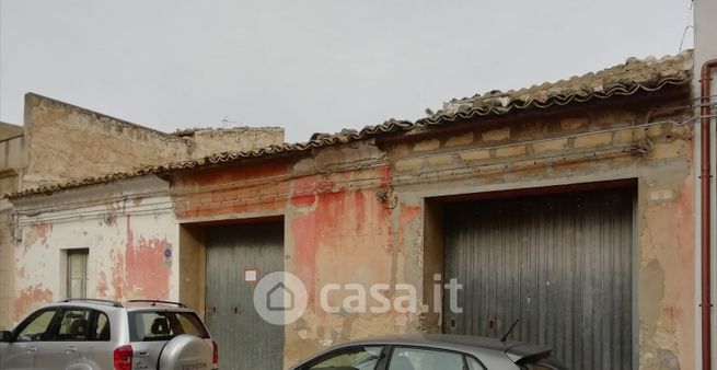 Box/posto auto in residenziale in Via Caporale degli Zuavi