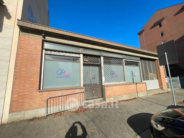 Attività/licenza (con o senza mura) in commerciale in Via Gaspero Barbera 49