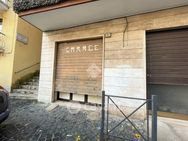 Garage/posto auto in residenziale in Via Fratelli Cosmati 1