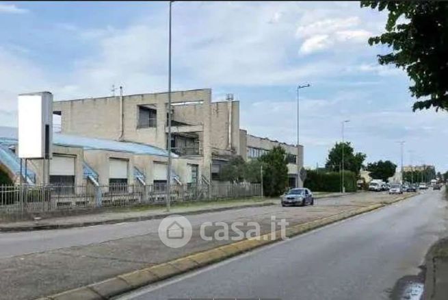 Capannone in commerciale in Via A. B. Sabin 2