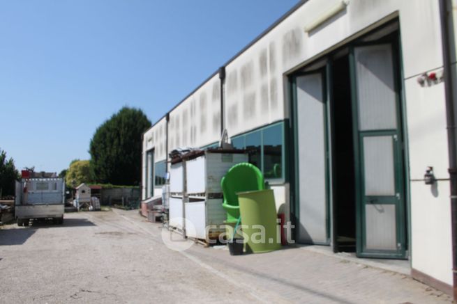 Capannone in commerciale in Via Altinia