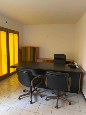 Ufficio in commerciale in Via Roverella