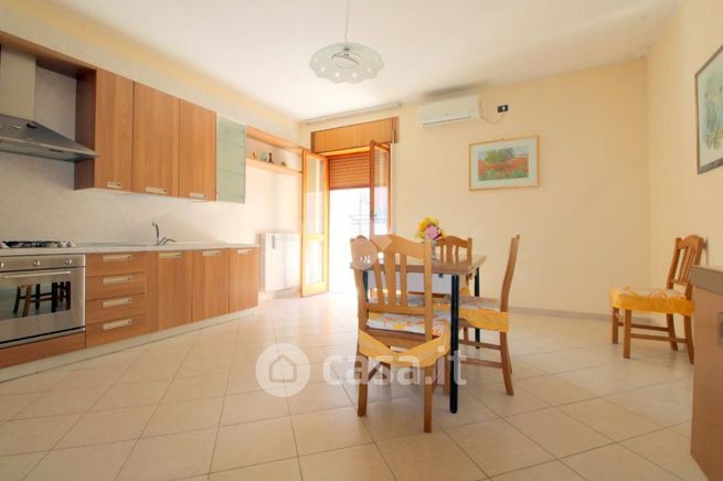 Appartamento in residenziale in Via Francesco de Vincentis 52