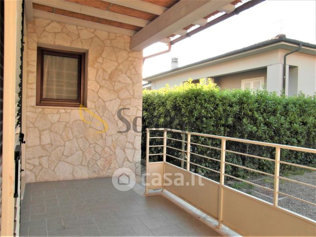 Casa indipendente in residenziale in 