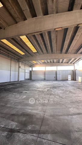 Capannone in commerciale in 