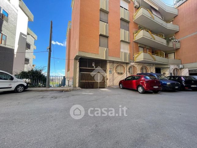Box/posto auto in residenziale in Via Roberto Pastore 36