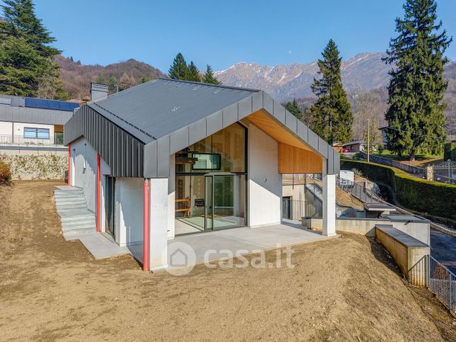 Casa bi/trifamiliare in residenziale in 