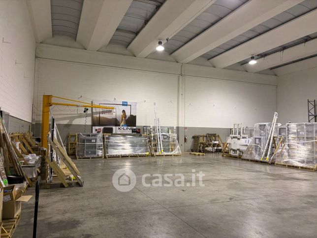 Capannone in commerciale in Via del Commercio