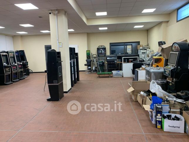 Negozio/locale commerciale in commerciale in Via Giovanni Descalzo