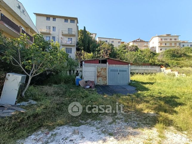 Box/posto auto in residenziale in Via Bernini
