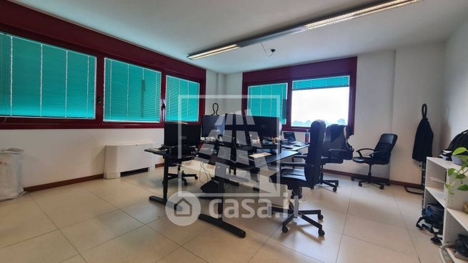 Ufficio in commerciale in Via Martiri di Cervarolo 74