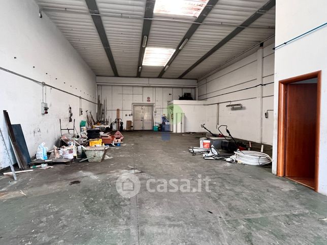Capannone in commerciale in Via Gastone Razzaguta 32