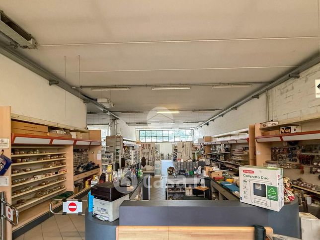 Capannone in commerciale in Via Ticino 1