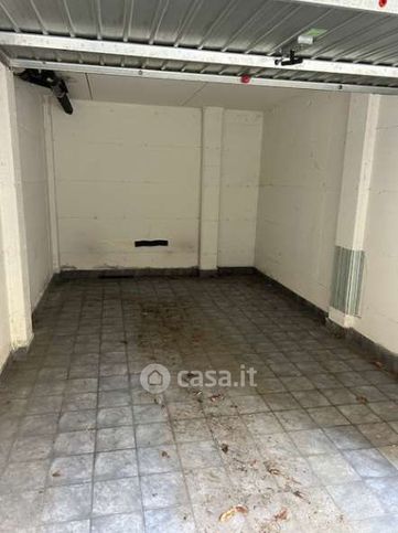 Box/posto auto in residenziale in Via Bravi