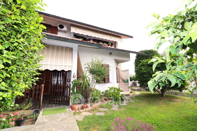 Casa bi/trifamiliare in residenziale in Via Nino Bixio
