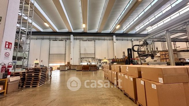 Capannone in commerciale in
