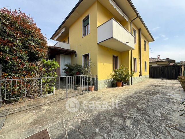 Casa indipendente in residenziale in 