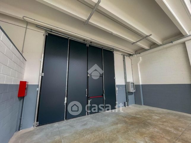 Capannone in commerciale in 