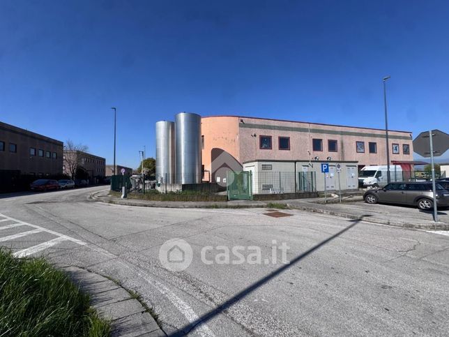 Capannone in commerciale in Viale dell'Industria e dell'Artigianato