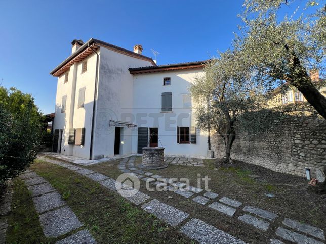 Casa bi/trifamiliare in residenziale in