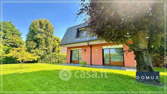 Villa in residenziale in Viale Sempione 21
