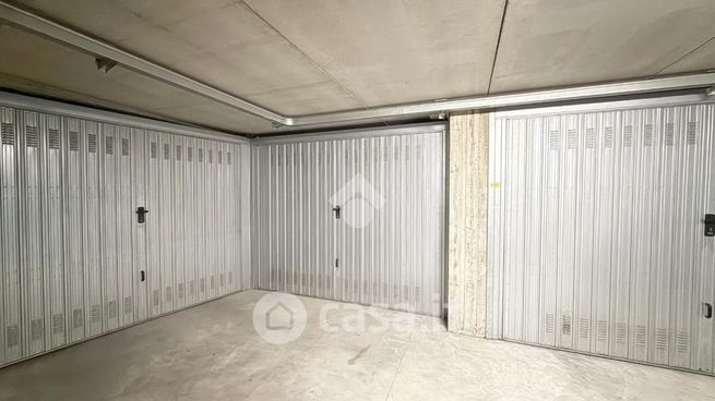 Box/posto auto in residenziale in Via Francesco Crispi 29