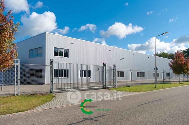 Capannone in commerciale in 