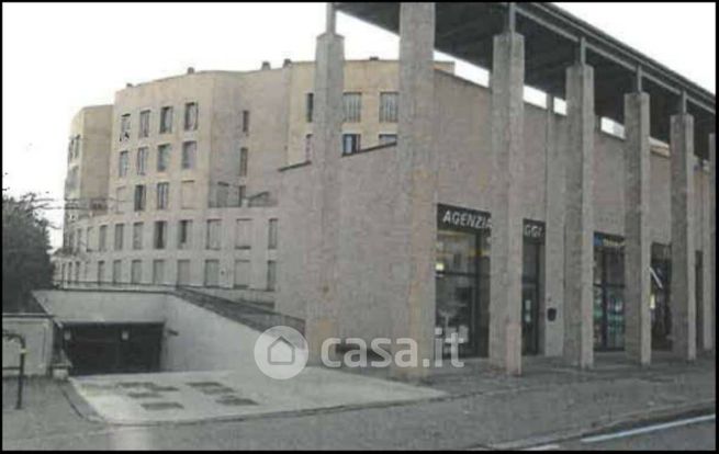 Box/posto auto in residenziale in Viale Giacomo Matteotti 35