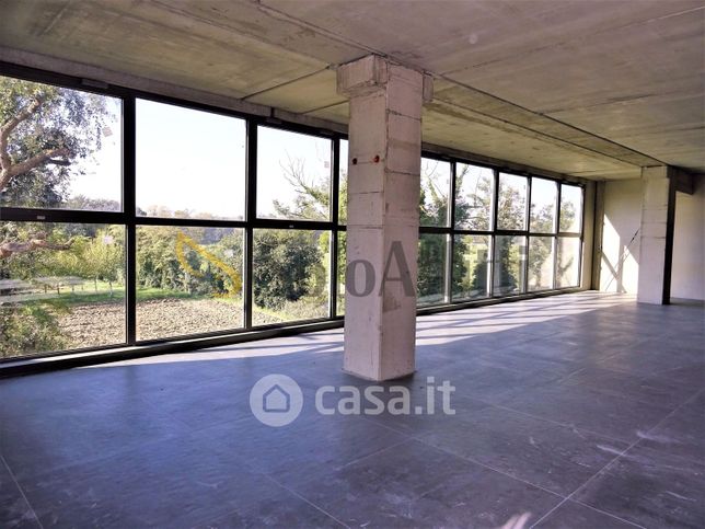 Ufficio in commerciale in 