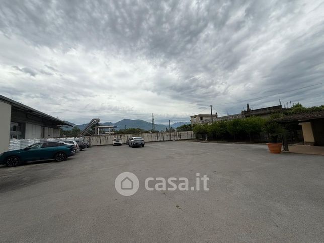 Capannone in commerciale in 