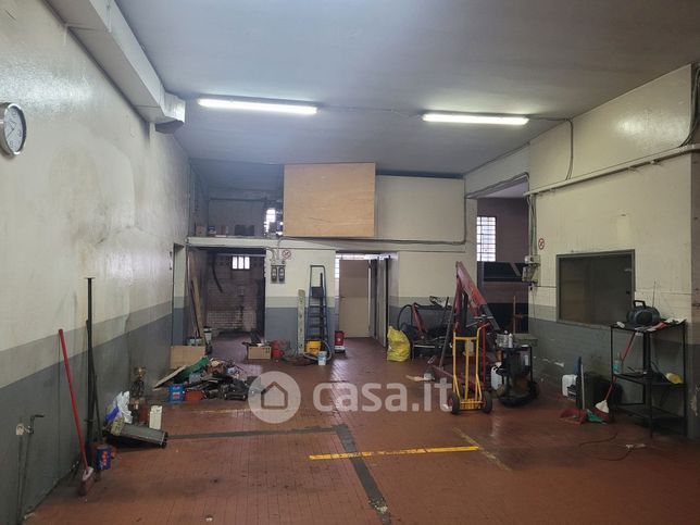 Capannone in commerciale in 