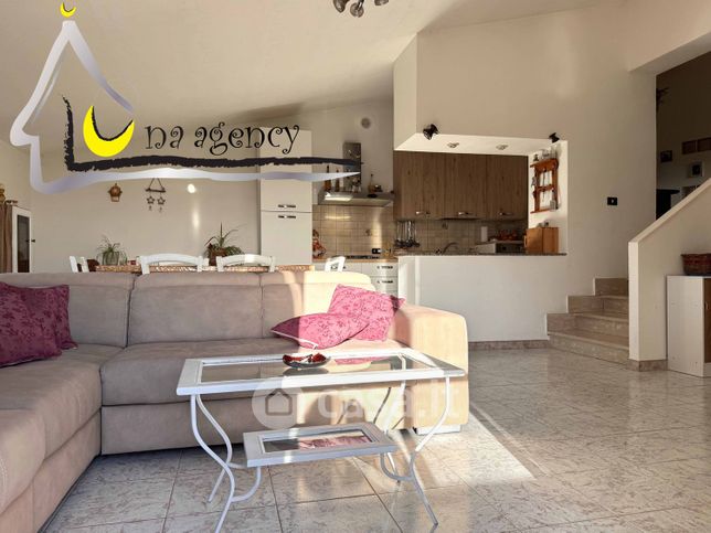 Casa bi/trifamiliare in residenziale in SS148 3404
